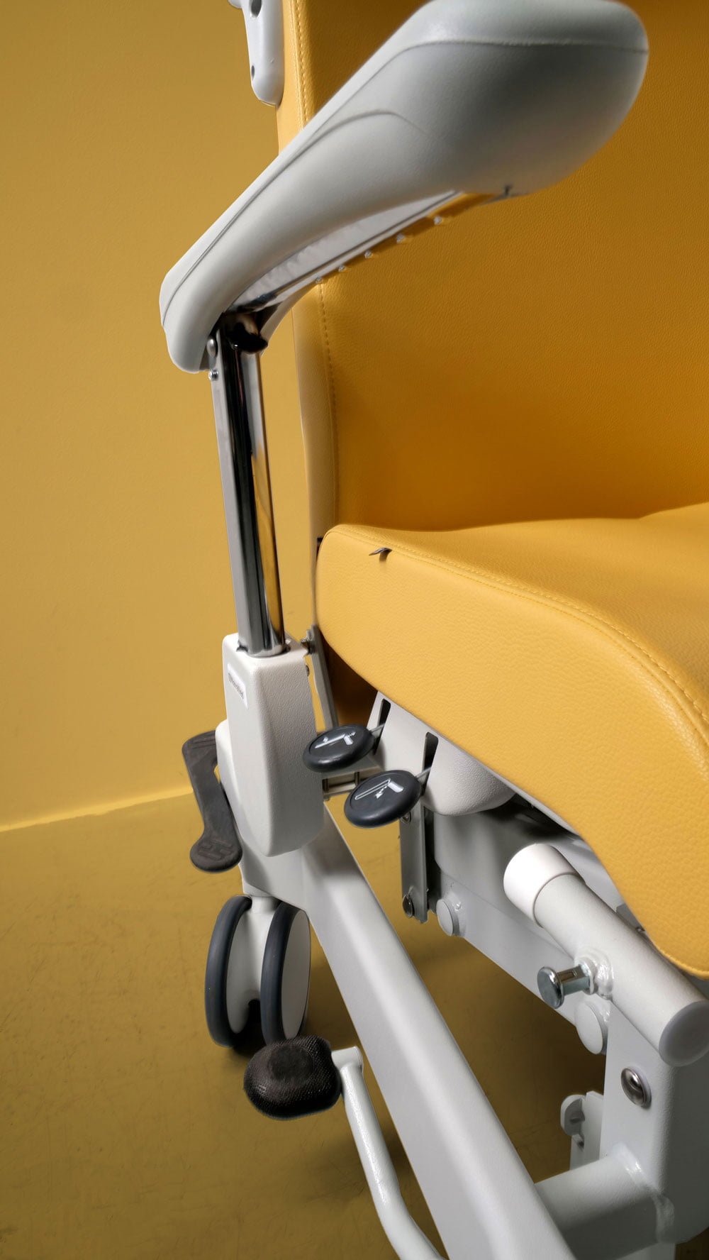 Photo des accoudoirs réglable en hauteur fauteuil médicalisé Navailles Rhéa jaune