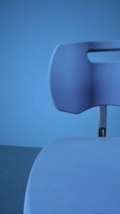 dossier confort avec poignée de prise en main chaise atelier polyurethane Navailles