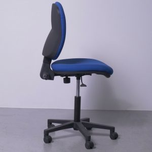 Chaise large de caisse en tissu avec pieds en polyamide vu de l'ensemble du siège de profil Navailles