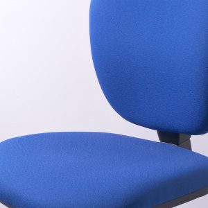 Chaise large de caisse en tissu avec pieds en polyamide zoom sur l'assise et le dossier du siège Navailles