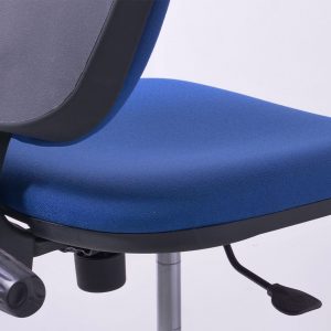 Chaise large de caisse en tissu avec pieds en polyamide zoom sur le mécanisme de l'assise Navailles