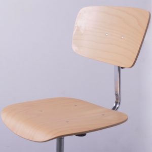 Chaise technique ajustable en bois a pied chromé vu de l'assise Navailles
