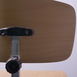 Chaise technique ajustable en bois a pied chromé vu du dossier Navailles