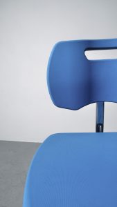 Chaise technique ajustable en polyurethane a pied chromé vu de face Navailles
