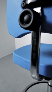 Chaise technique ajustable en polyurethane a pied chromé vu du dossier et son mécanisme Navailles