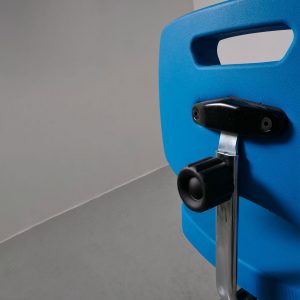 Chaise technique en polyurethane ajustable avec pieds en polyamide zoom sur le dossier et son fonctionnement