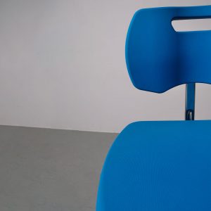 Chaise technique en polyurethane ajustable avec pieds en polyamide zoom sur l'assise résistante et confortable