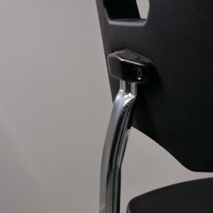 Chaise technique en polyurethane asynchrone zoom sur la liasion du dossier et de l'assise Navailles