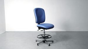 Chaise technique pvc large asynchrone vu de l'ensemble du siège de face Navailles