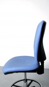 Chaise technique pvc large asynchrone vu de l'ensemble du siège de profil Navailles