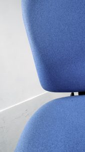 Chaise technique pvc large asynchrone vu de l'assise et du dossier du siège de face Navailles