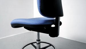 Chaise technique pvc large asynchrone vu du dossier et du pied du siège de dos Navailles