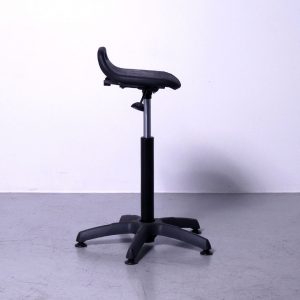 Siège assis-debout avec 5 branches en polyamide pour atelier zoom vu de l'ensemble du siège de profil Navailles