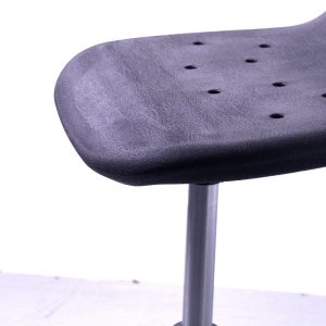 Siège assis-debout avec 5 branches en polyamide pour atelier zoom sur l'assise du siège Navailles