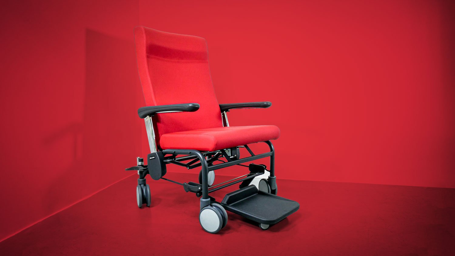 fauteuil bariatrique médicalisé solide pour accueillir les personnes à forte corpulence