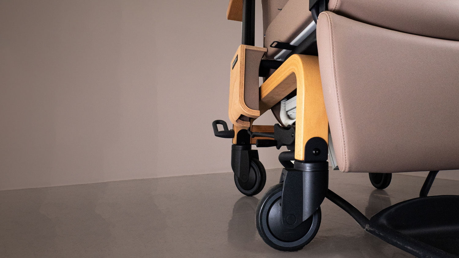 roullette noire fauteuil de repos électrique médcial gaia bois navailles