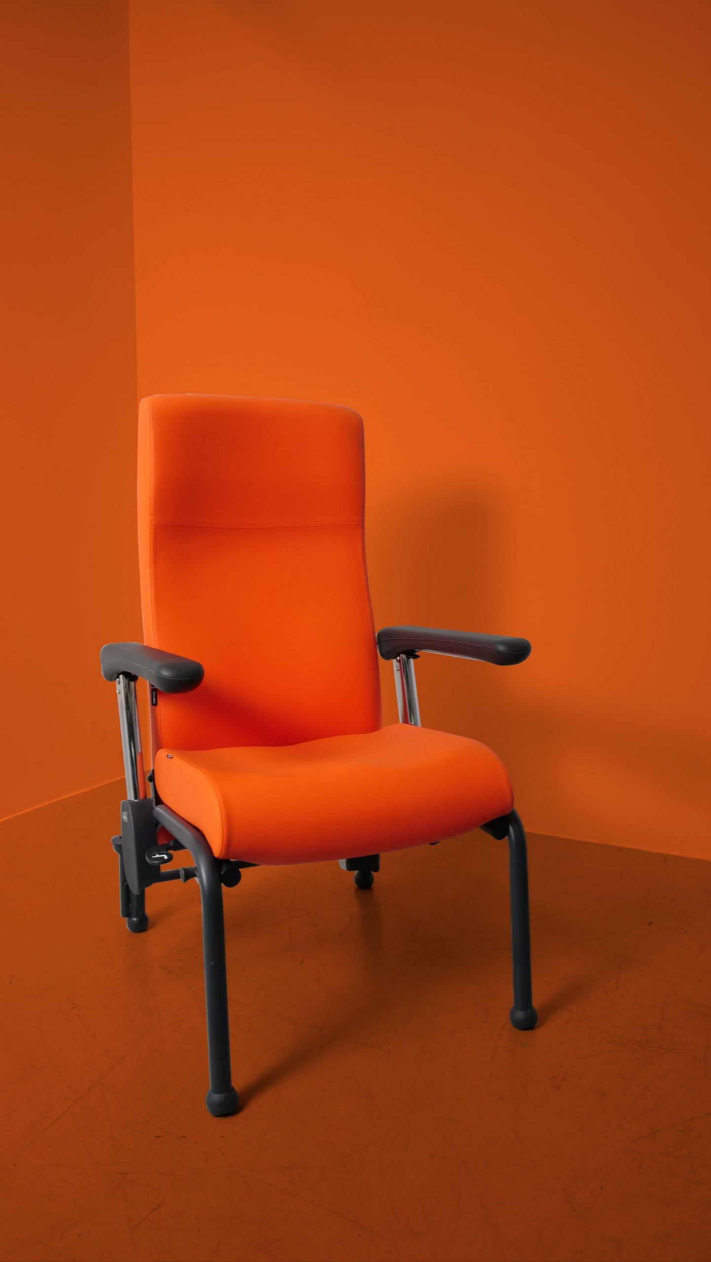 fauteuil médicalisé de chambre Hypnos I revêtement orange et finition noire