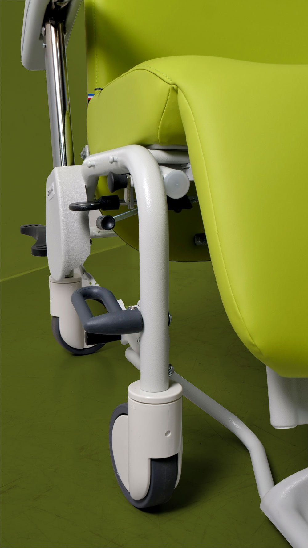 Roulettes pour faciliter le déplacement des patients fauteuil médical Navailles Astree