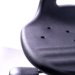 Siège assis-debout avec 5 branches en polyamide pour atelier zoom sur l'assise du siège et la manette Navailles
