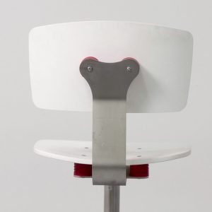 Siège en inox 316L adaptés aux environnements de travail humides et corrosifs avec un dossier en V-KORR zoom sur la liaison du dossier et de l'assise Navailles