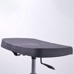 Siège semi-assis en polyurethane a pied chromé vu de l'assise et de la manette de réglage Navailles