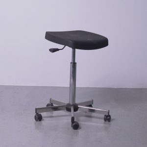 Siège semi-assis en polyurethane a pied chromé vu de l'ensemble du siège Navailles
