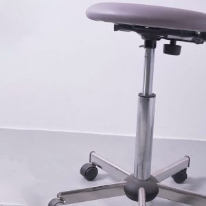 Tabouret technique pour faire de la recherche ginkgo eco a dosseret zoom sur l'assise et le pied du siège Navailles