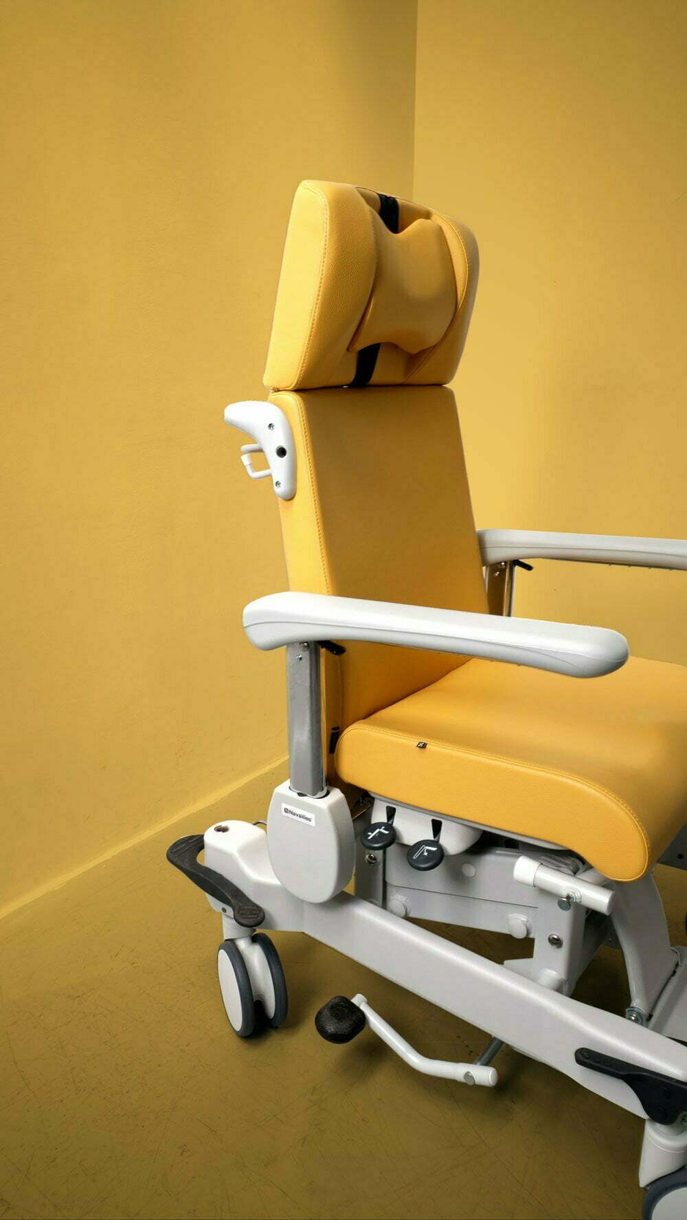 Photo vue de trois quart du fauteuil médical de transfert rhéa jaune