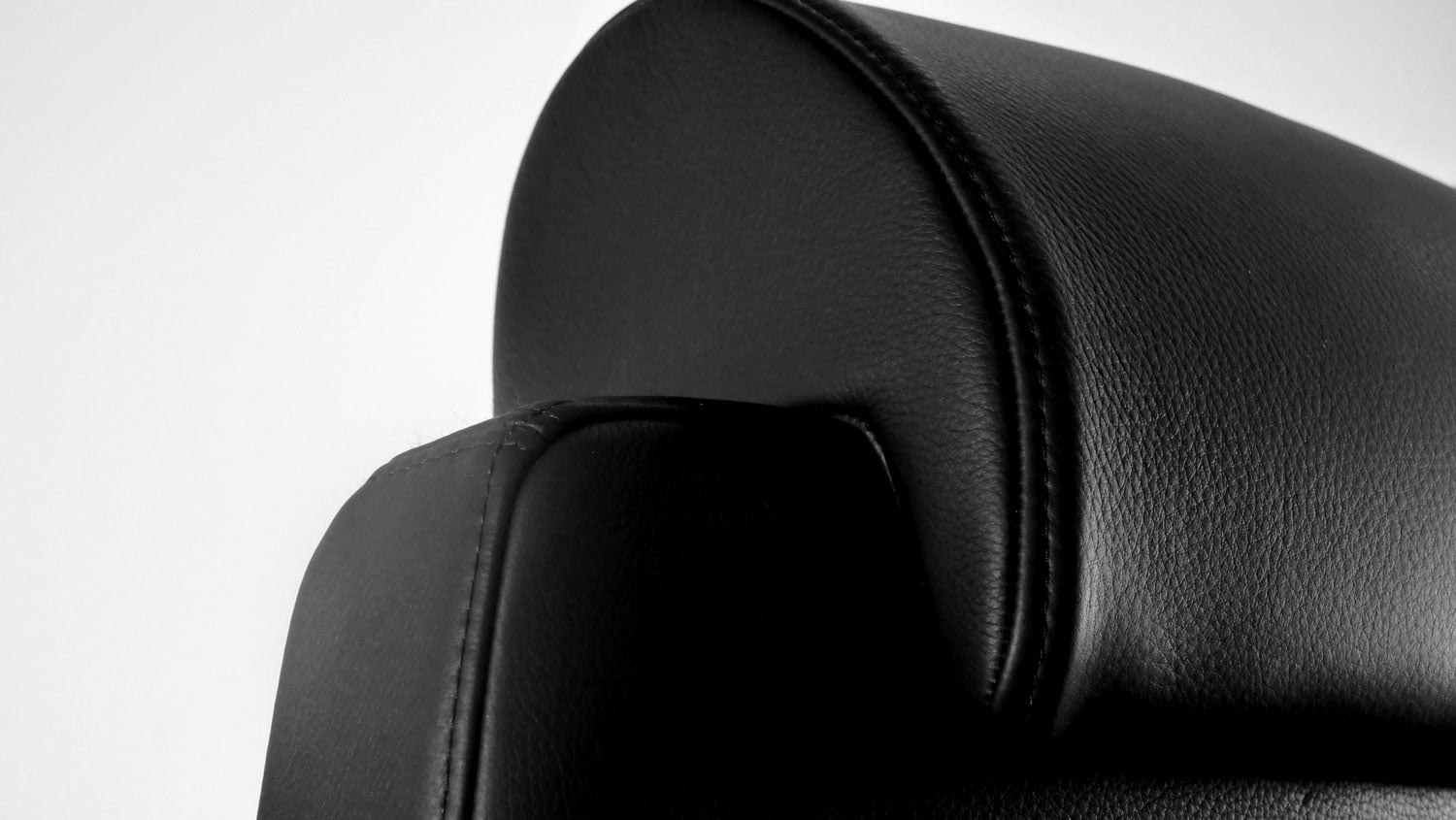 Siège de bureau ergonomique en cuir carriat noir zoom sur l'appui tête