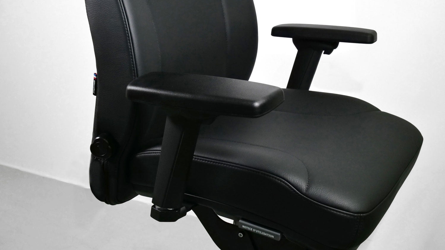 Siège de bureau ergonomique en cuir carriat noir avec accoudoirs