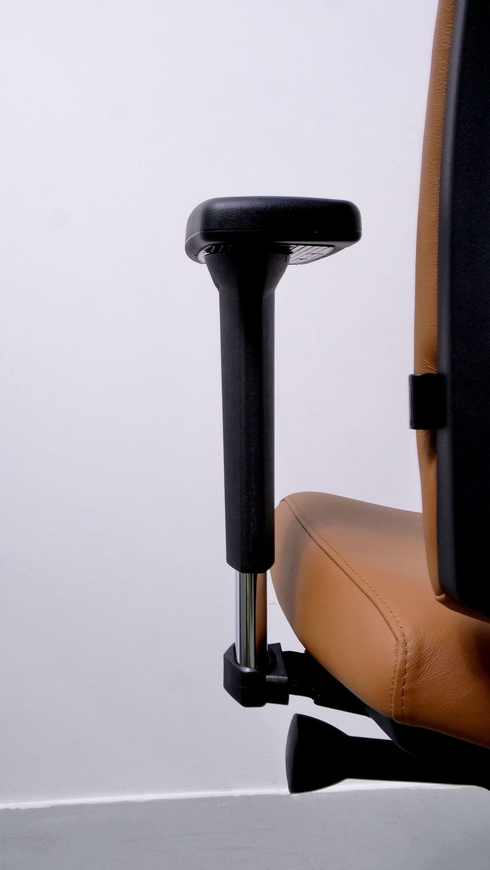 Zoom chaise de bureau télétravail en cuir good_gauthier