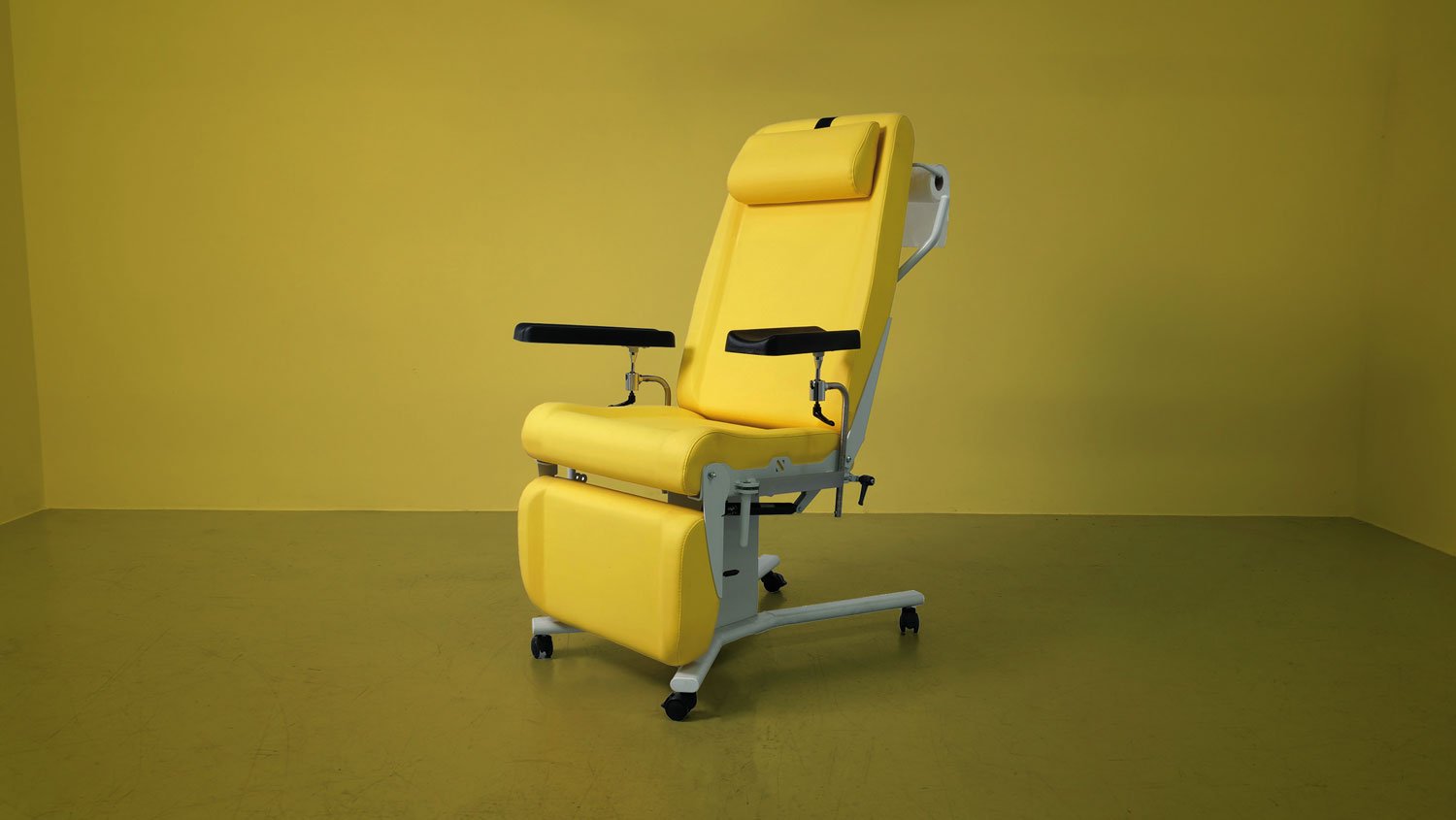 Photo d'un fauteuil médical de prélèvement vue de trois quart jaune