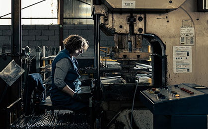 Photo de la fabrication de barres métalliques dans un atelier pour le montage de fauteuils de la manufacture Navailles