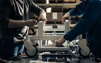 Photo du montage d'un fauteuil médical par l'équipe de la manufacture landaise Navailles