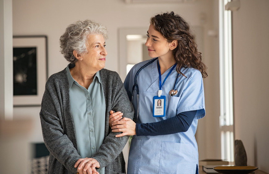 soignant épanouie dans son travail prenant soins de son patient 