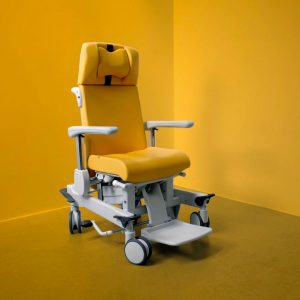 Fauteuil médical polyvalent à hauteur variable pour le traitement des pathologies lourdes avec repose-pieds solidaire de l'assise et multi-réglage Rhéa Navailles