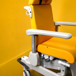 Fauteuil médical polyvalent à hauteur variable pour le traitement des pathologies lourdes avec repose-pieds solidaire de l'assise Rhéa Navailles