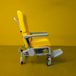 fauteuil de profil d'hébergement avec garde-robe adapté aux patients à mobilité réduite Selene Navailles