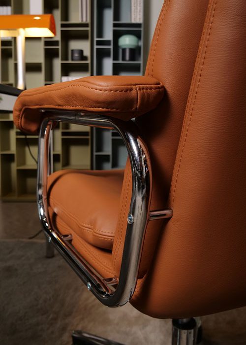 vue des accoudoirs de dos d'une chaise de bureau vintage en cuir héritage 80 de Navailles
